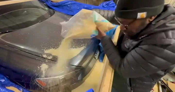 Come con lo smartphone: uno youtuber asciuga un'auto elettrica nel riso [VIDEO]