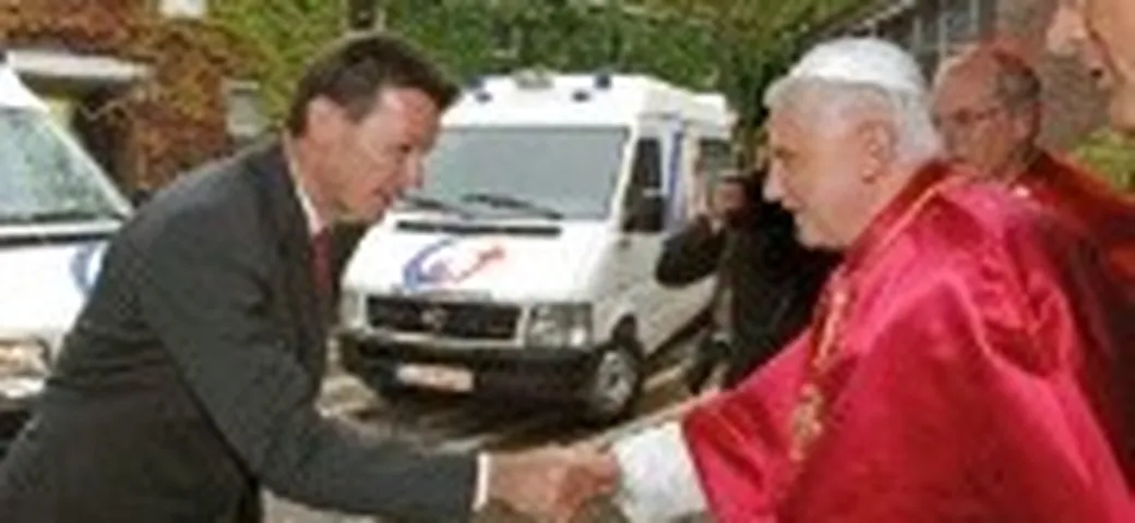 Regalate 2 ambulanze al Papa
