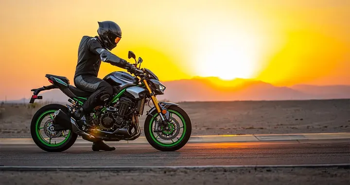 Kawasaki Z900 MY25: evoluzione della supernaked per un’esperienza di guida senza confini