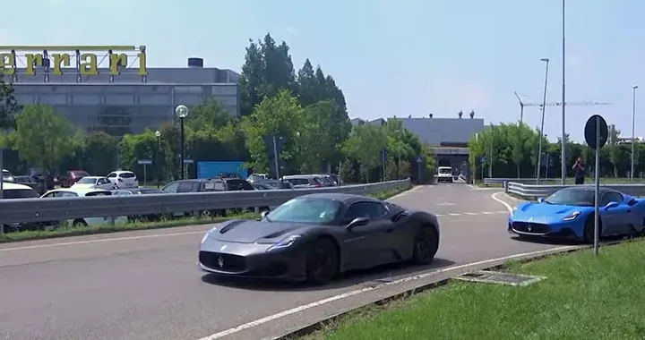Cinque Maserati MC20 in corteo davanti alla fabbrica Ferrari [Video]