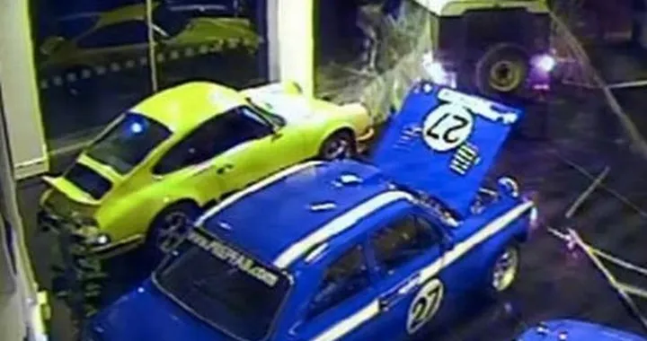 Bastano 40 secondi per rubare un'auto dentro un concessionario