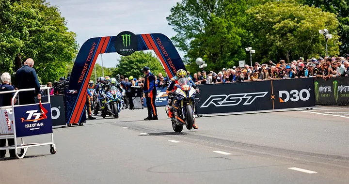 Isle of Man TT 2026, grave incidente: prove annullate dopo la bandiera rossa