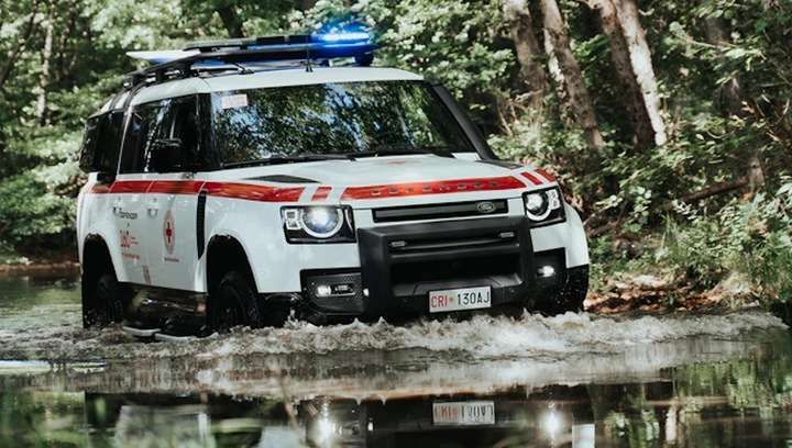 Land Rover e Croce Rossa, una Defender per i 70 anni di unione
