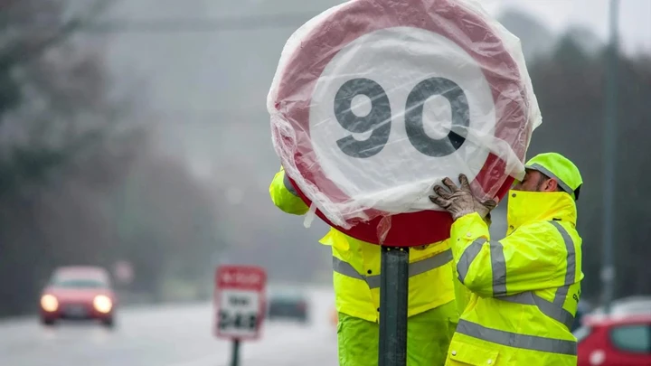Mette un falso limite di 70 km/h accanto all'autovelox: quasi 400 automobilisti multati