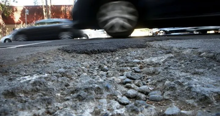 Auto danneggiata: la scarsa manutenzione stradale