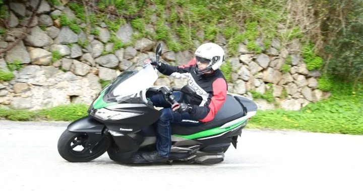 Kawasaki J300 2014: il test di motoblog