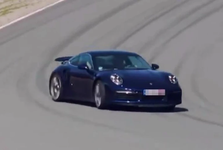 Porsche 911 Turbo: un traverso spettacolare in pista [Video]