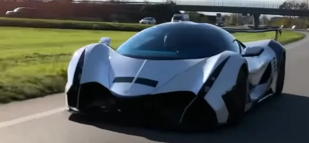 Devel Sixteen: la potentissima hypercar testata sulle strade del Piemonte