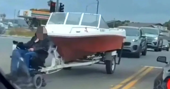 Incredibile: la sedia a rotelle traina un motoscafo [Video]
