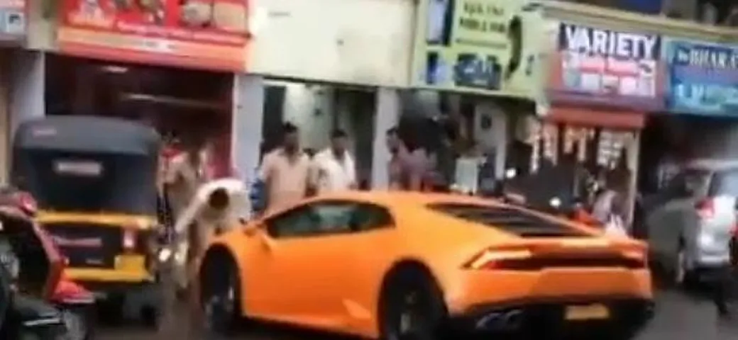 Lamborghini Huracán fa l'incidente col risciò [Video]