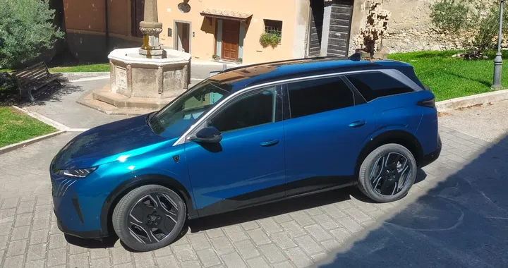 Peugeot E-5008: il SUV elettrico che fa spazio al futuro