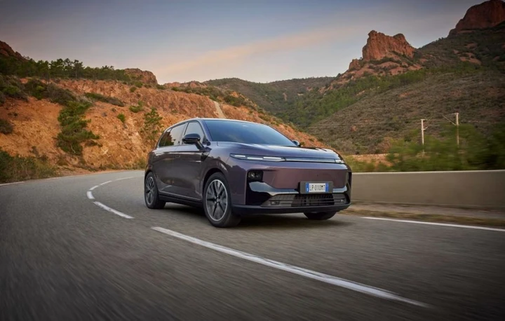 Leapmotor B10 REEV Hybrid debutta in Italia: i prezzi