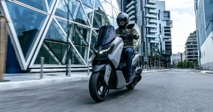 Red Dot Award 2025: Yamaha trionfa con l’iconico NMAX 125 Tech MAX
