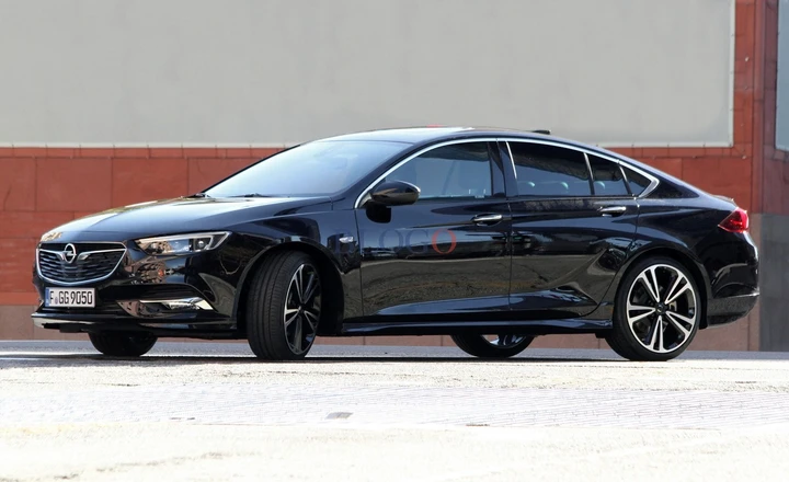 Opel Insignia: foto spia senza veli
