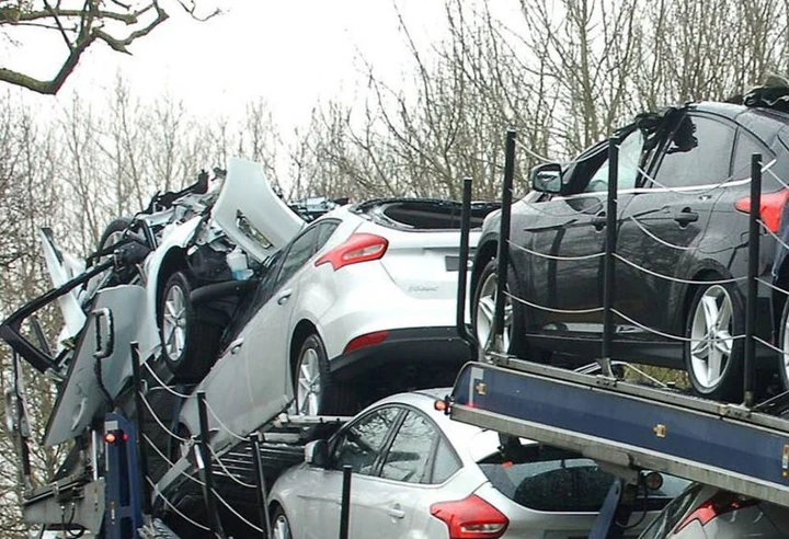 Bisarca contro un ponte: cinque Ford distrutte