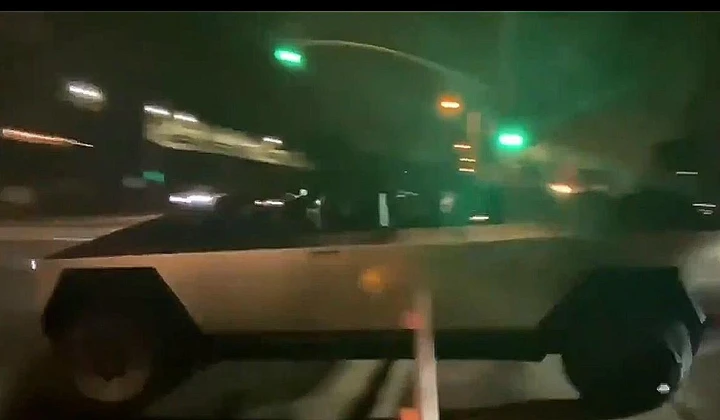 Elon Musk va in giro con la Tesla Cybertruck e fa pure un incidente