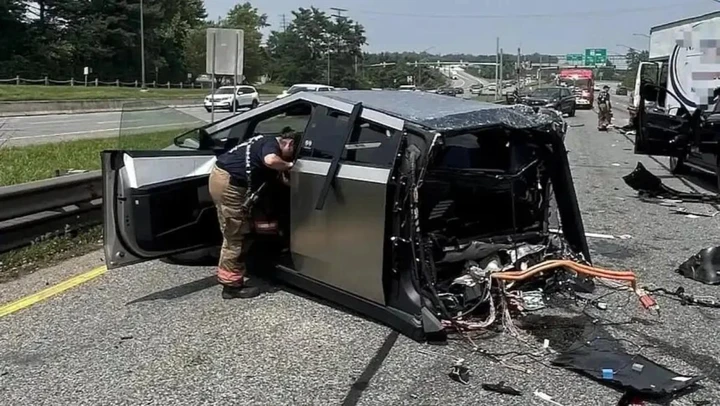 Cybertruck distrutto in un maxi incidente: il pickup Tesla si divide in due
