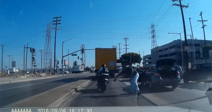 Moto vs Auto, ma poi spunta la mazza da baseball [Video]