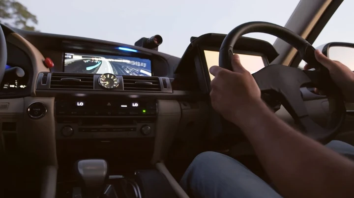 Guida autonoma, Toyota sperimenta il Guardian e lo Chauffeur con due volanti