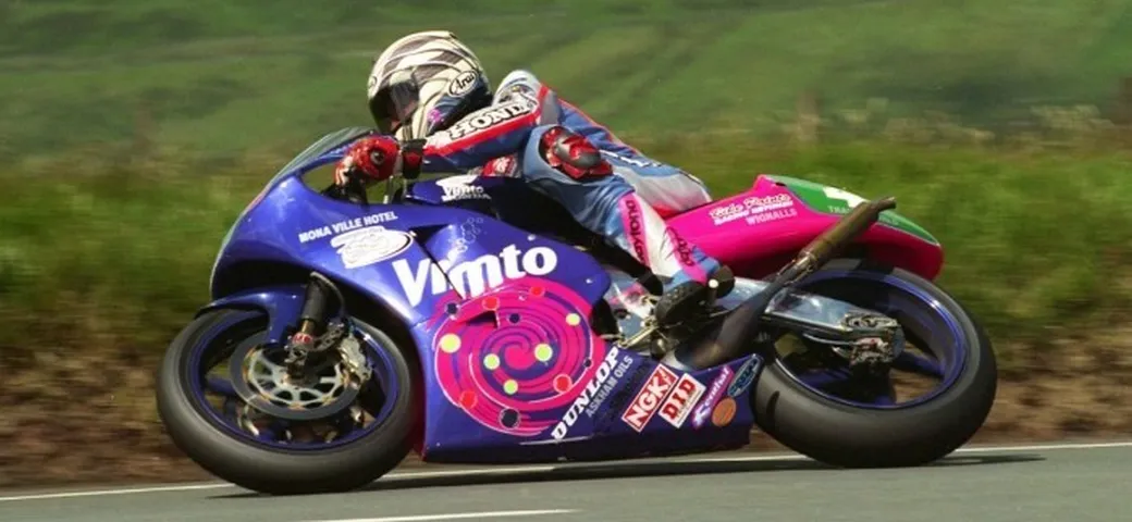 Tourist Trophy: nel '99 la prima vittoria di John McGuinness [VIDEO]
