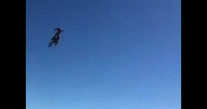 Volo in moto in stile James Bond