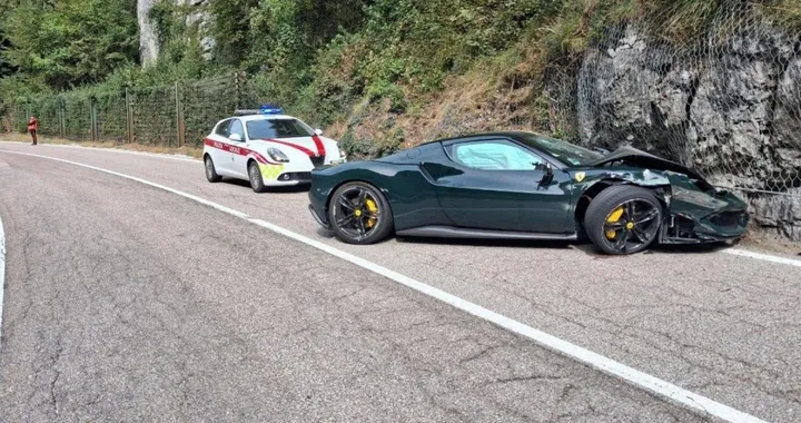 Ferrari contro la roccia durante il raduno: illesi gli occupanti, pesanti danni all'auto