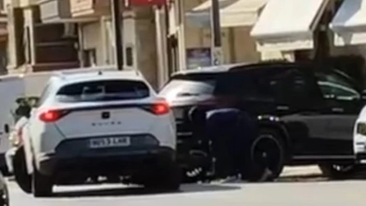 Banda di ladri mascherati ruba un SUV in pieno giorno: colpo filmato