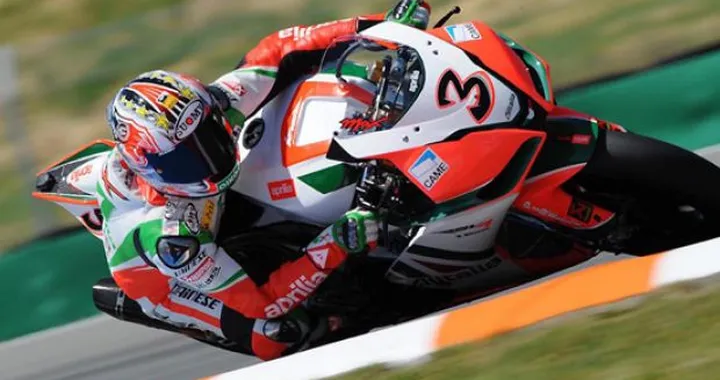 WSBK: Max Biaggi il più veloce nelle prime prove libere. Secondo Michel Fabrizio, ottavo Leon Haslam