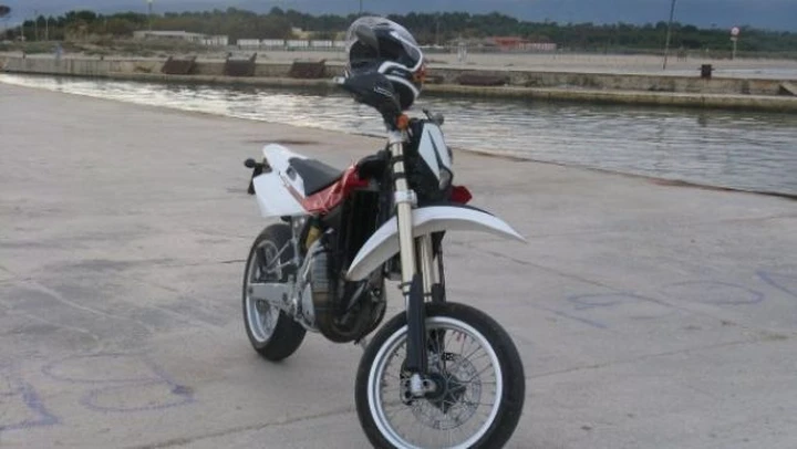 Foto del giorno: Husquarna SM125 al porto di foce varano