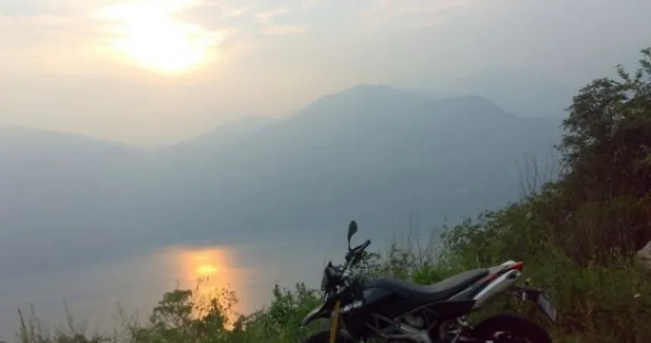 Foto del giorno: Aprilia Dorsoduro sul Lago di Garda