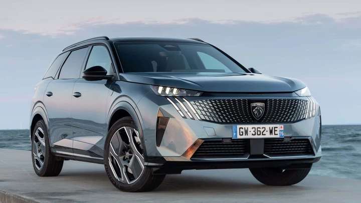 Nuova Peugeot 5008: ora disponibile in Italia con motorizzazioni ibride e elettriche