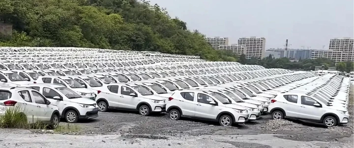 Ecco cosa c'è dietro il fenomeno delle auto elettriche abbandonate in Cina [VIDEO]