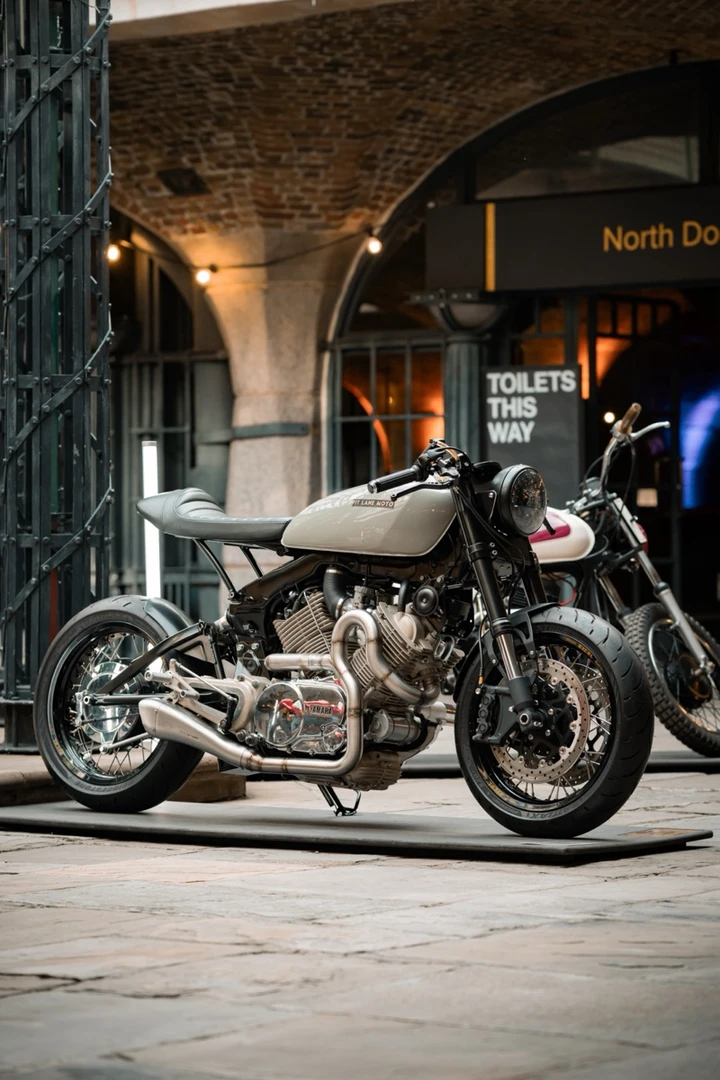 Yamaha Virago XV920 CR82: café racer da 74 CV con parti R1