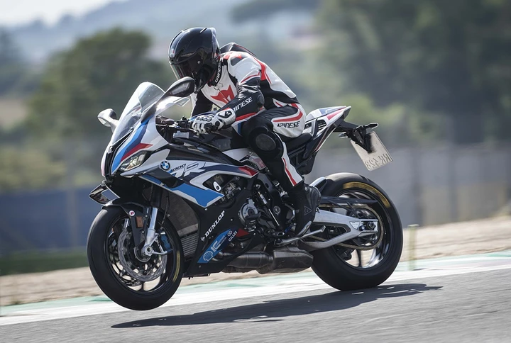 BMW M 1000 RR, la prova in pista della nuova belva tedesca