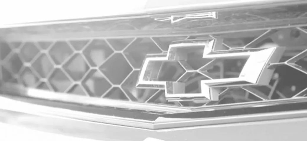 Chevrolet Camaro Z/28: il cravattino anteriore è... bucato!