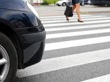 A Milano solo 2 automobilisti su 10 rispettano le strisce pedonali