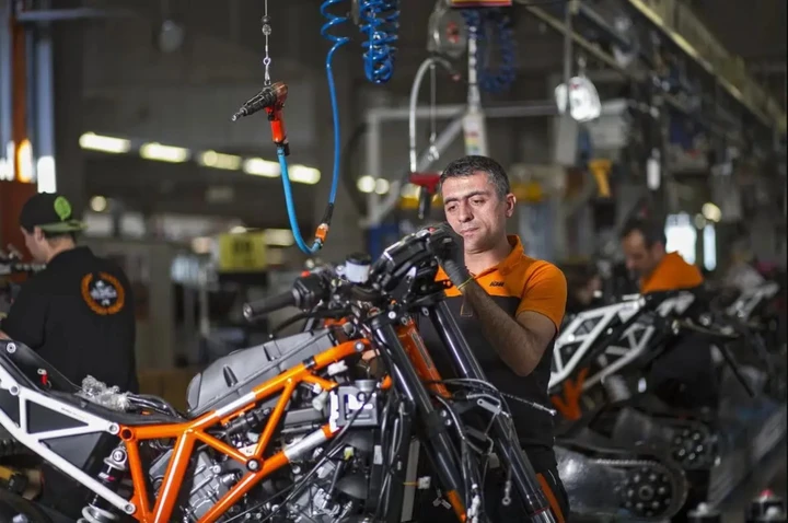 KTM in bilico: Bajaj ristruttura, tagli e futuro incerto