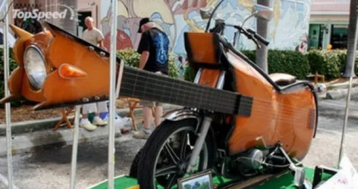 Foto del giorno: Motochitarra accompagnami tu!