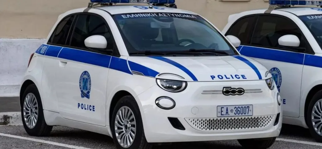 Fiat 500e 3+1, la bizzarra scelta della Polizia greca