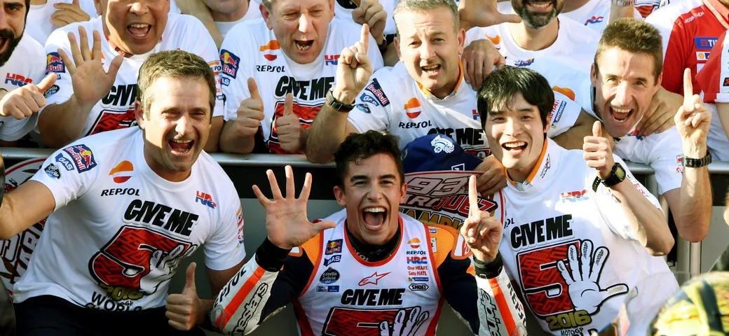 MotoGP Motegi, Marquez l’acchiappatutto! Rossi e Lorenzo nella polvere. Super Dovizioso-Ducati. Avanza l’Aprilia