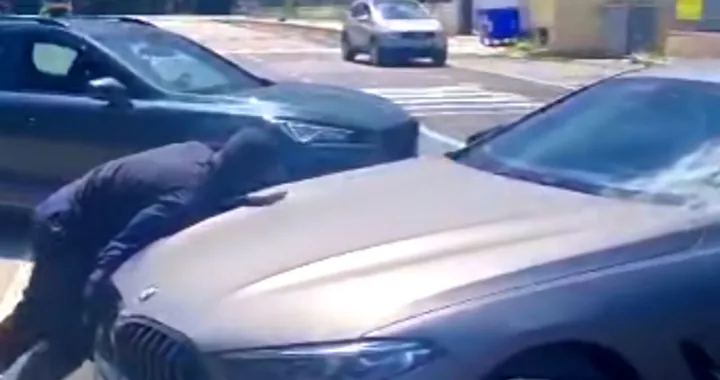 Ladri rubano una BMW Serie 8 Coupé, fregandosene dei presenti | Video
