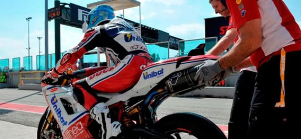 WSBK: Carlos Checa promuove gli pneumatici Pirelli 2012