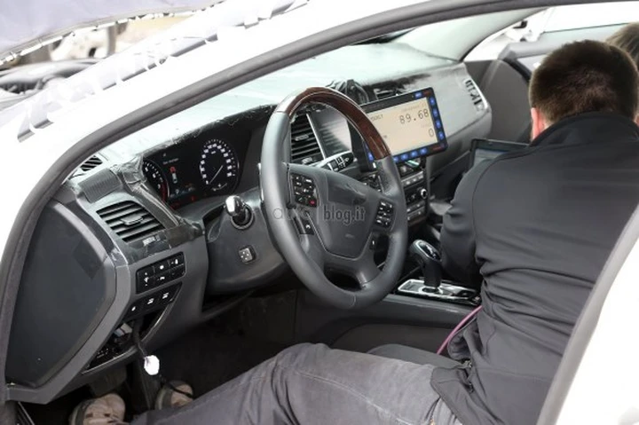 Hyundai Genesis berlina: foto spia degli interni