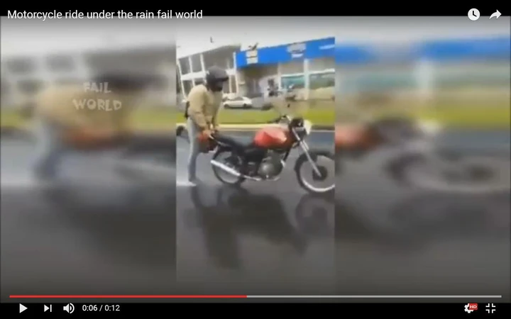 Acrobazie in moto sotto la pioggia [Video]