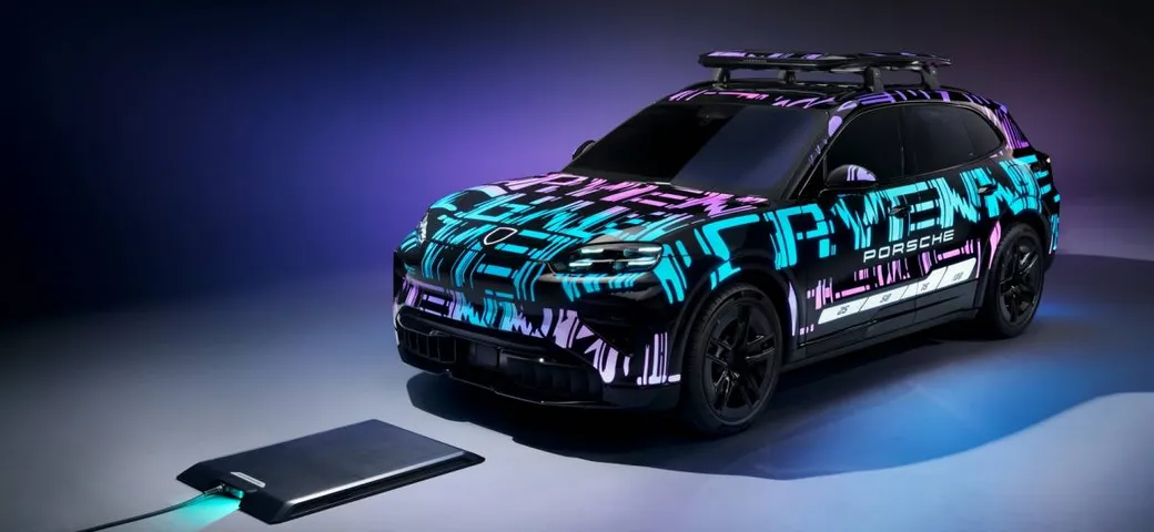Porsche Cayenne EV, la rivoluzione: si caricherà come uno smartphone