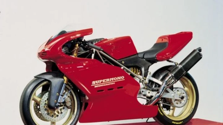 Ducati Supermono Desmoquattro del 1993 in vendita su eBay