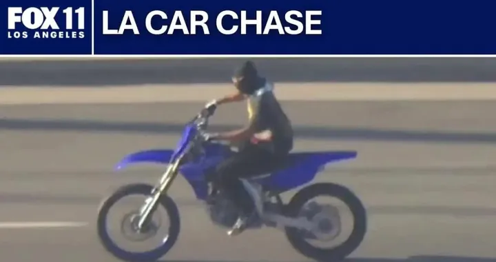 Inseguito dalla polizia in moto, fa rifornimento e chiama persino la TV [VIDEO]