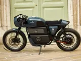 Anni ‘70, lusso e innovazione: la café racer elettrica che unisce moda e motori