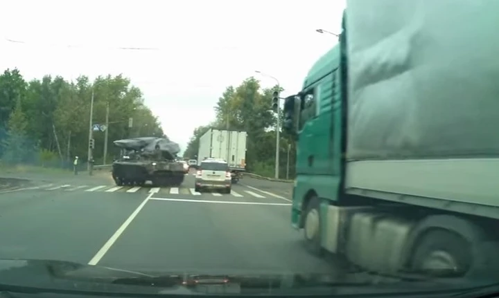 Russia: tank travolge una Skoda [Video]