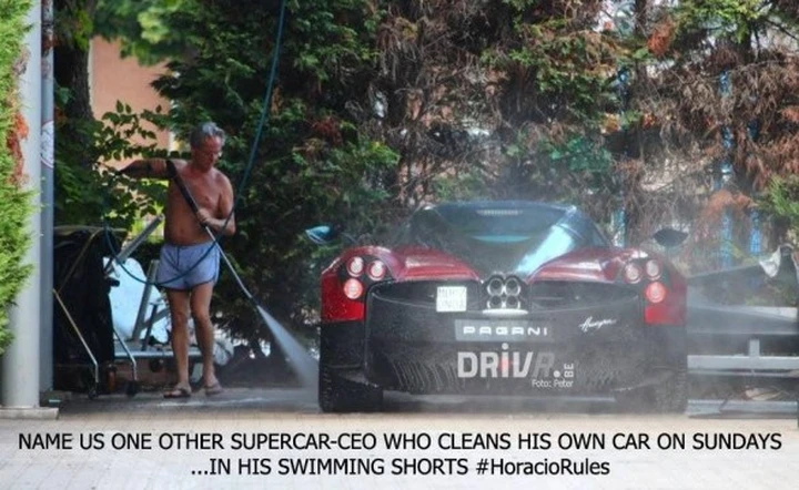 In ciabattine e costumino: così Horacio Pagani pulisce la Huayra